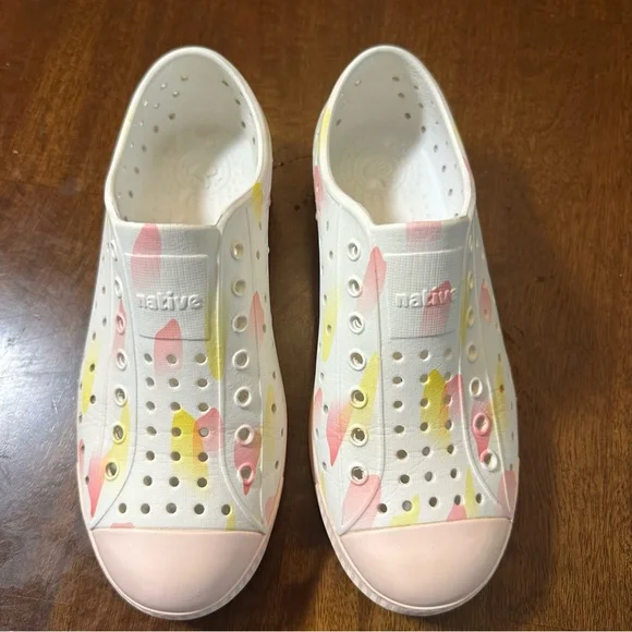 Native Jefferson Girls Shoes Milk Pink & White Slip On Size 2 Youth Waterproof - Picture 3 of 11